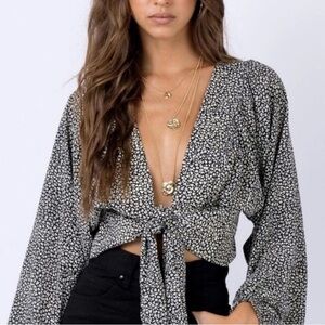 Princess Polly New Mood Tie Front Top Black White Long Sleeve Blouse Size 4 EUC